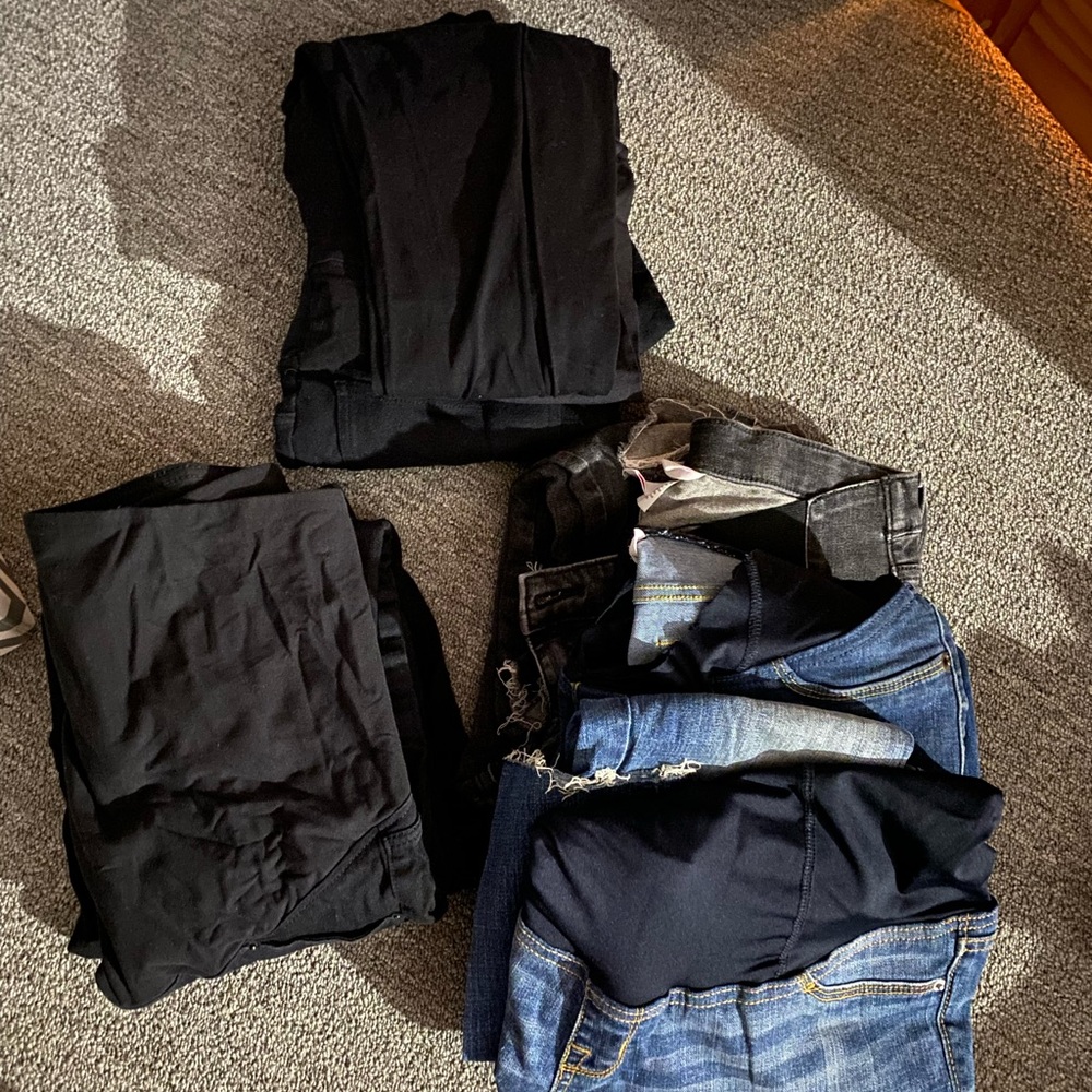 Bag of 11 pregnancy outfits 6 jeans and 2 shirt 2 shorts 1 dress
